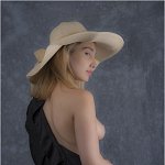 Serena  au chapeau