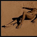 Allongée sur le sable