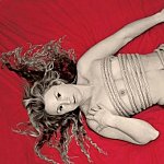 drapée de rouge