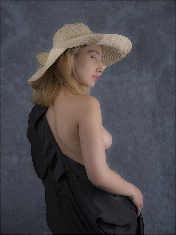 Serena  au chapeau