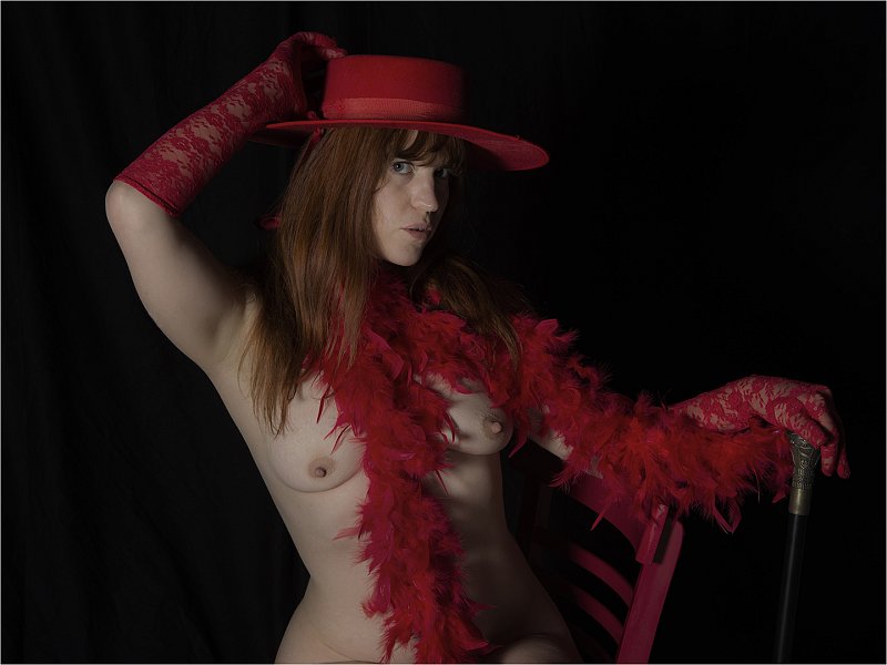 Laura au chapeau et boa rouge