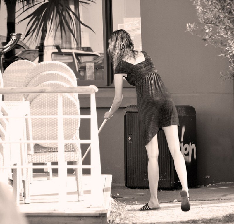 Jeune Fille au Balais