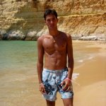En pied, plage.