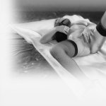 Erotique nue chapeau bas résille doigt