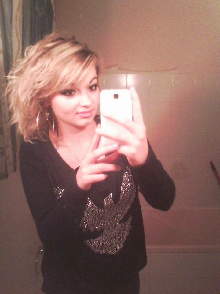 Cheveux naturel sans les extensions. *
