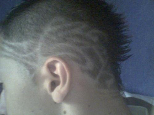 Coiffure avec dessins tribaux