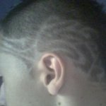 Coiffure avec dessins tribaux