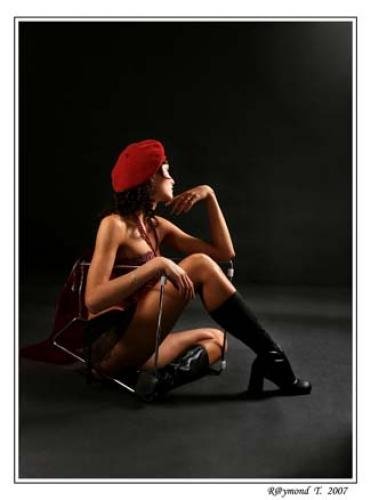 Beret rouge et bottes de cuir
