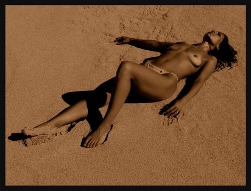 Allongée sur le sable