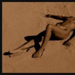 Allongée sur le sable